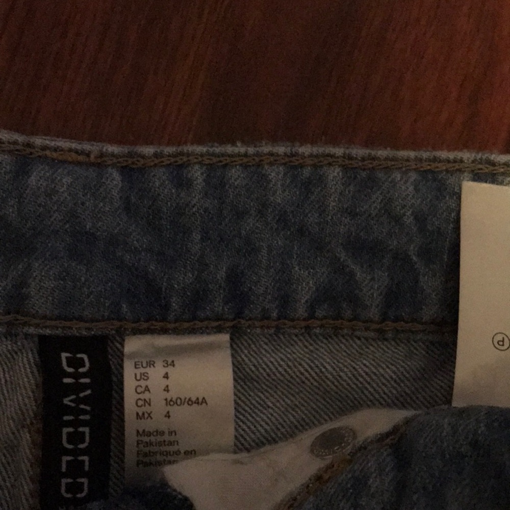 SHORTS - Picture 3 of 3